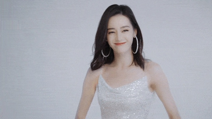 迪丽热巴六点多就起床健身 她的身材很曼妙的动态图