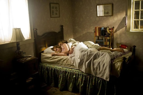 玛格特·罗比新片《呼啸山庄》卧室布景细节曝光