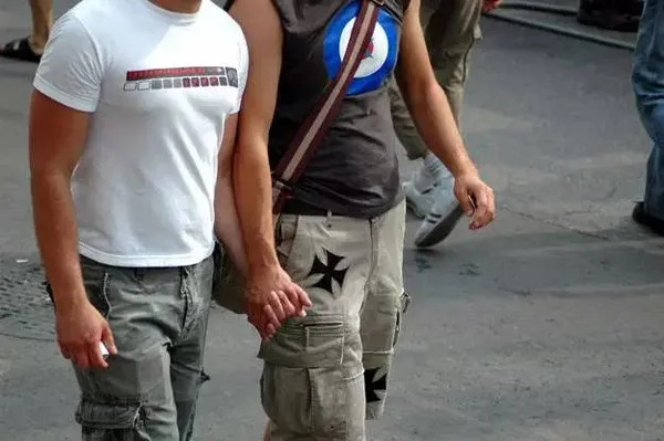 Gay爆了！PS英国官方分享里昂照片：想钻进大胳膊里