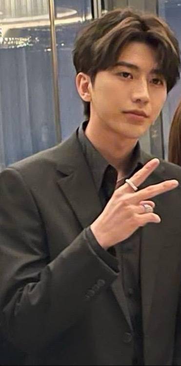 Gay爆了！PS英国官方分享里昂照片：想钻进大胳膊里