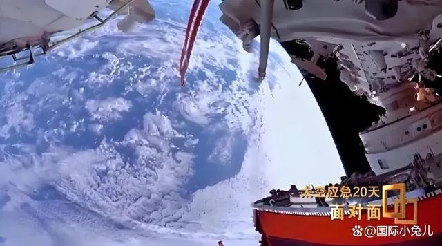 神二十乘组回忆舷窗裂纹发现细节：最终靠40倍显微镜确认