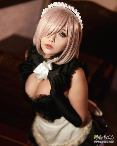 项圈旗袍黑丝红唇！外网知名Coser绝美艾达王