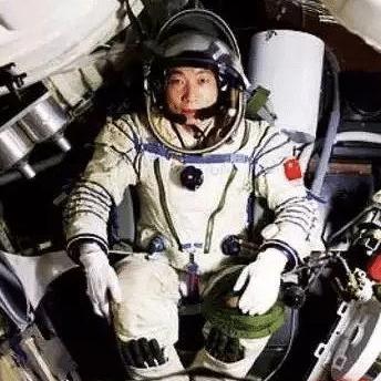 神二十乘组回忆舷窗裂纹发现细节：最终靠40倍显微镜确认