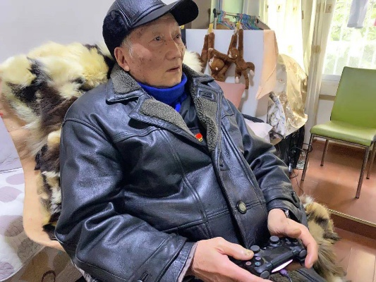 吉尼斯世界纪录最年长游戏博主祝大家除夕快乐！91岁杨老头发视频