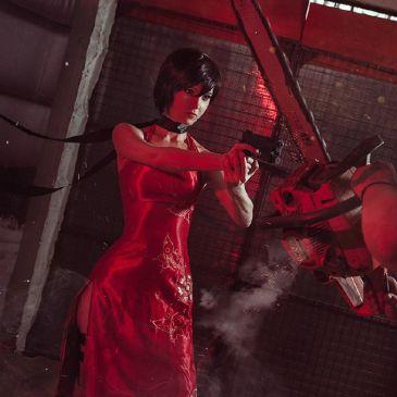 项圈旗袍黑丝红唇！外网知名Coser绝美艾达王