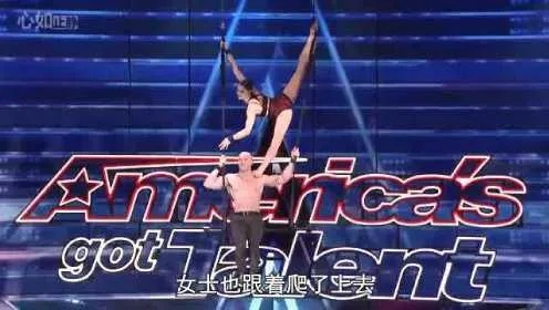 现在的新片宣传真拼 黑丝美女当众倒立