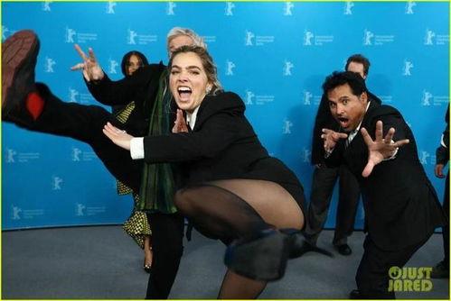 现在的新片宣传真拼 黑丝美女当众倒立