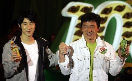 春晚小演员暖宝宝掉了成龙亲手贴上 尽显巨星温情