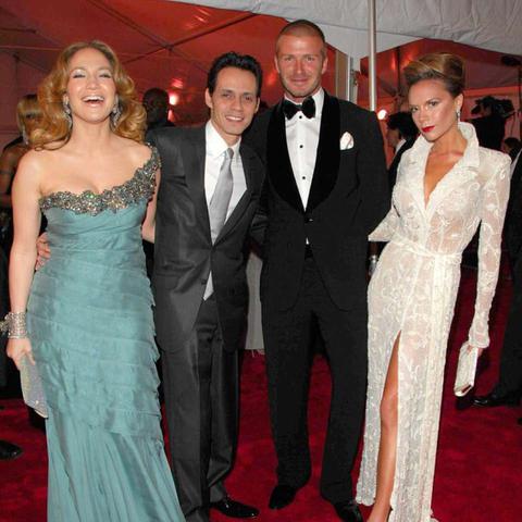 詹尼佛洛佩兹晒自拍秀身材 你们的大本表情包呢？