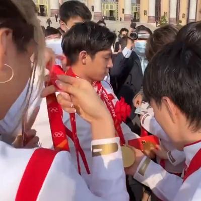 谷爱凌五枚奖牌巅峰一战！摔碎头盔忍受委屈太感人