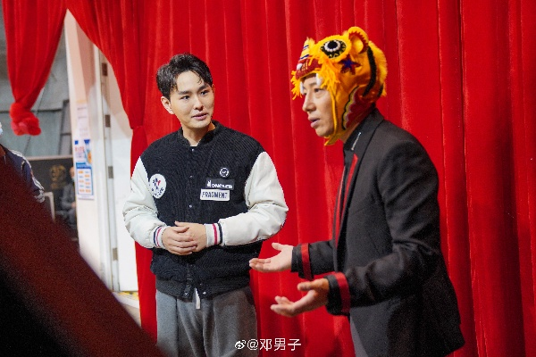 邓男子春晚魔术《惊喜定格》遭提前“押中” 时间密码“2162227”引全民解谜