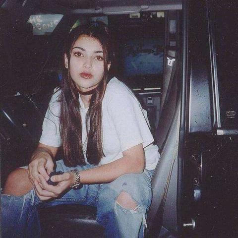 金·卡戴珊透明蕾丝连体衣美照 身材若隐若现