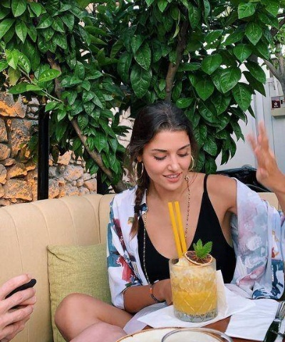 土耳其传统女歌手开私密账号一个月爆赚7.2万 身材吸睛