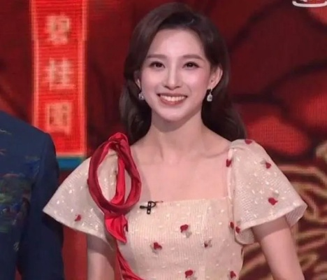 马凡舒回应春晚发型争议：盘发不如披发效果好 你更喜欢哪款？