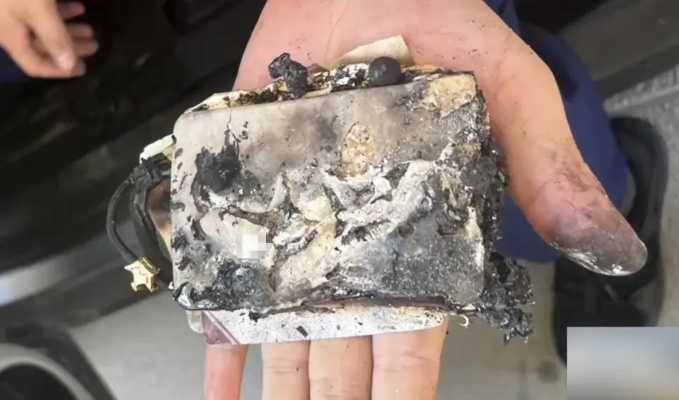 高速收费卡在车内突然爆炸！千万别放无线充电板上