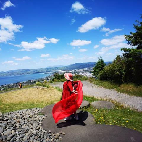 “悉尼妹”穿内衣测评零食 秀色可餐