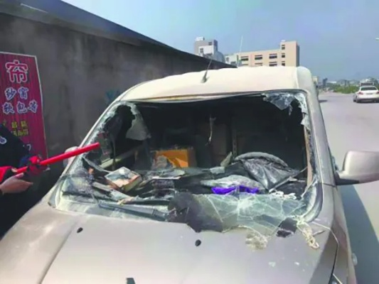 高速收费卡在车内突然爆炸！千万别放无线充电板上