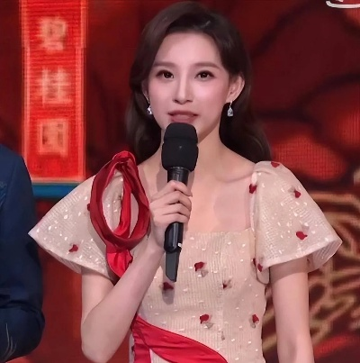 马凡舒回应春晚发型争议：盘发不如披发效果好 你更喜欢哪款？