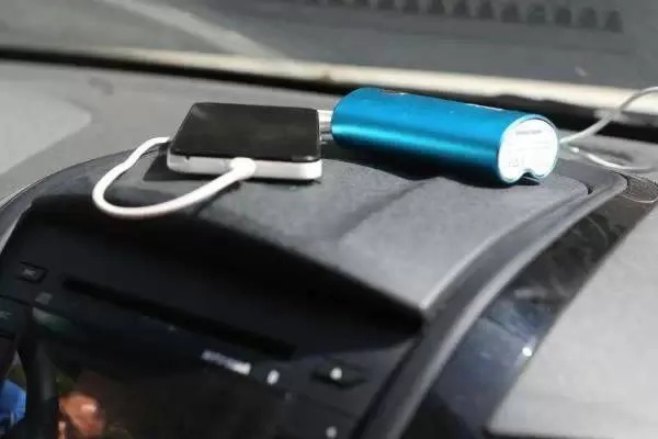 高速收费卡在车内突然爆炸！千万别放无线充电板上