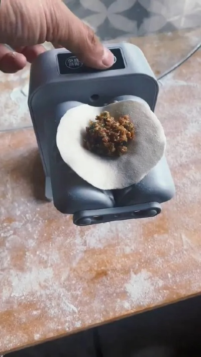 机器人都会包饺子了！指纹清晰可见
