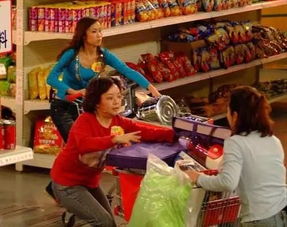 王祖贤晒新年Vlog，加拿大超市办年货 毫无架子超接地气