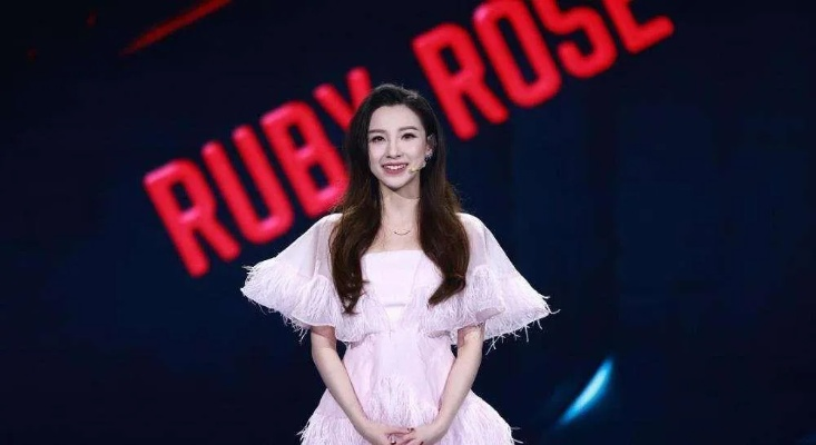 马凡舒回应春晚发型争议：盘发不如披发效果好 你更喜欢哪款？