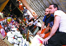 潘家园变年轻人穷鬼乐园？百元淘尖货的3个独家门道（附2026年避坑清单）