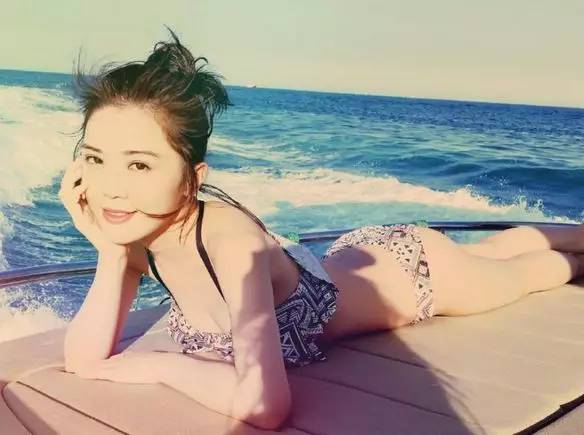 港姐出身女神邓凯文晒照