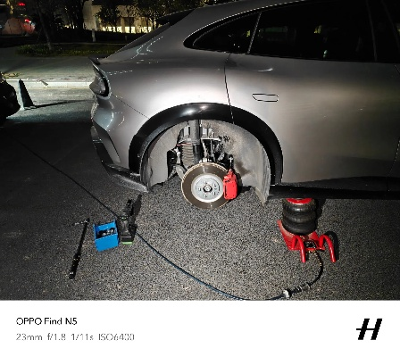 小米YU7农村除夕夜爆胎不用慌 百公里救援初一修好送回