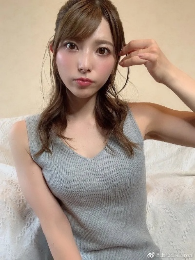 上原亚衣Ins美图分享！白丝镂空气球裙风格多变