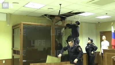 24岁女子假扮15岁少女诱捕警察 公开处刑的动态图