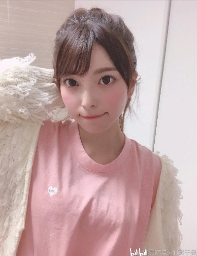 上原亚衣Ins美图分享！白丝镂空气球裙风格多变