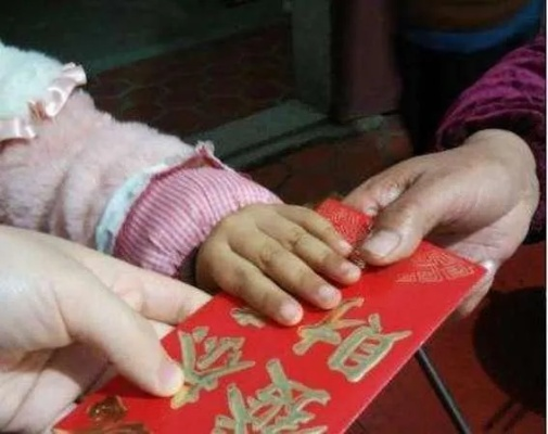 孩子过年收2万元压岁钱妈妈要求上交 律师：父母不得随意使用