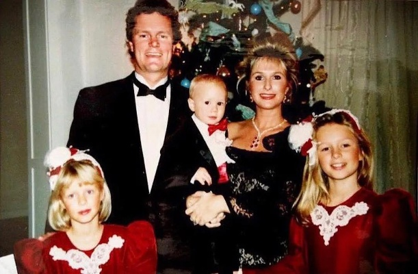 希尔顿酒店创始人曾孙女晒庆生照