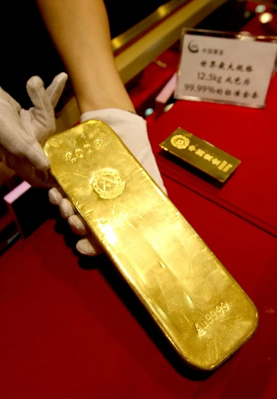 香港黄金交易所展出近1吨金条银条 金山银山具象化！