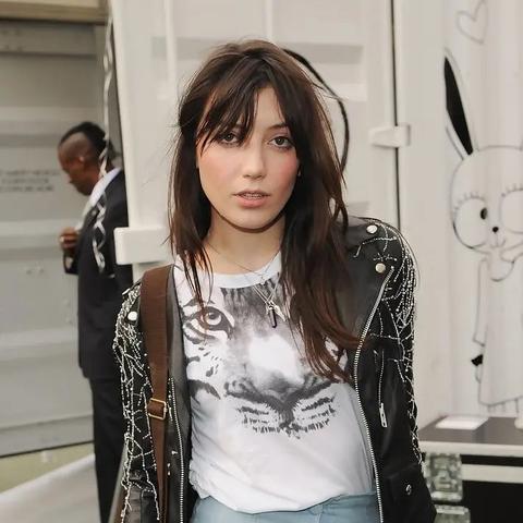 现在都流行孕照穿透视？英国美人黛茜·洛薇孕期街拍