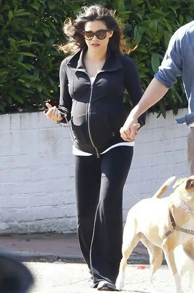 现在都流行孕照穿透视？英国美人黛茜·洛薇孕期街拍