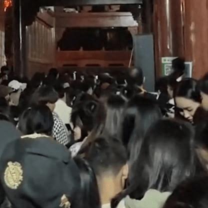 人人人你人人人 多地知名景区挤爆 紧急喊停：已达上限！