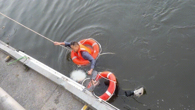 女游客海面漂浮一夜获救！普通人落水如何撑到救援？自救+救援全解析