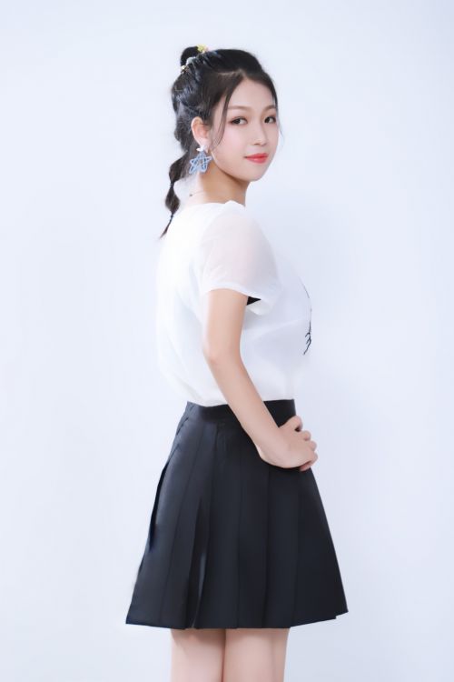 《剑星》体模申才恩睡衣美照：浅蓝吊带大雷近在眼前