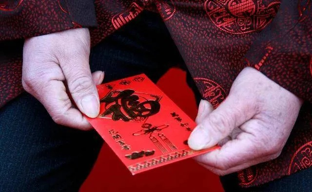 全网最贵压岁钱！山东一舅舅送5岁外甥女30斤银砖 家长不敢收第二天归还