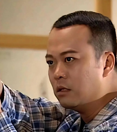 64岁欧阳震华新年扮财神 身形暴瘦引发热议