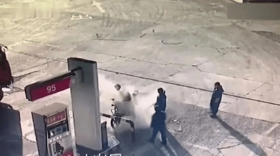 又蠢又坏:男子加油站抽烟被劝怒而纵火 自己也着了