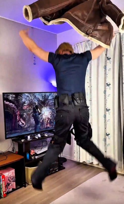 还是疯了！《生化危机》里昂Coser发视频展现精神状态