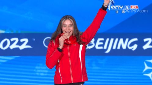 谷爱凌摘金后首度发文！晒奥运金牌、身披国旗照