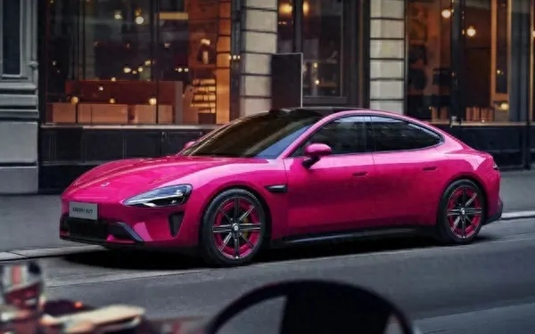 酒红质感封神！小米SU7全新赤霞红配色颜值拉满