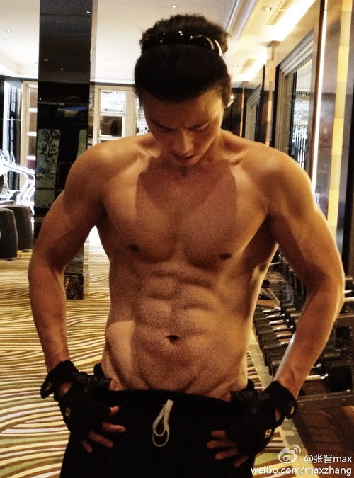 郭帆要看吴京八块腹肌！包场《镖人》支持吴京