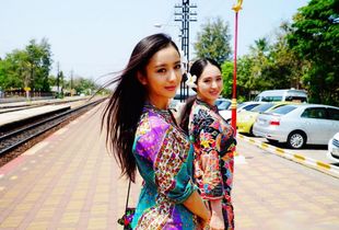 董璇佟丽娅同框爆火，中年闺蜜氛围感合照怎么拍？普通人可复刻的8个技巧