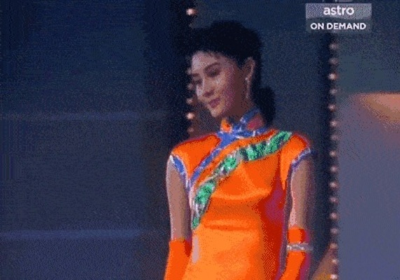 机器人女友指日可待 高开衩旗袍最方便下劈的动态图