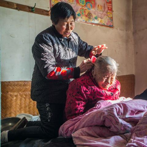 93岁老人去世将千万财产赠邻居 照顾老人12年